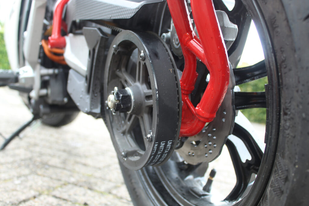ovaobike MCR-M - THE PACK - Noticias de motocicletas eléctricas - Andrew Thijssen